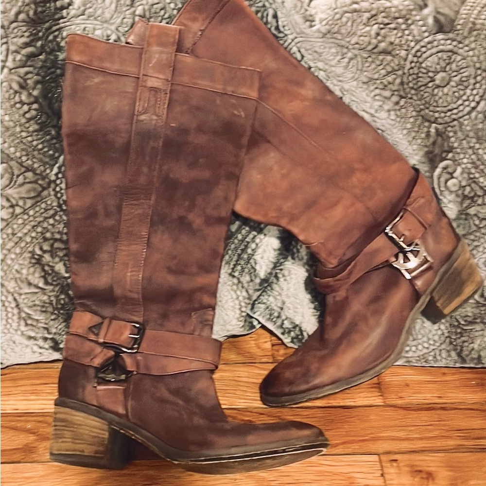 SUPER HOT DONALD J PLINER PEACE SIGN BOOTS!
